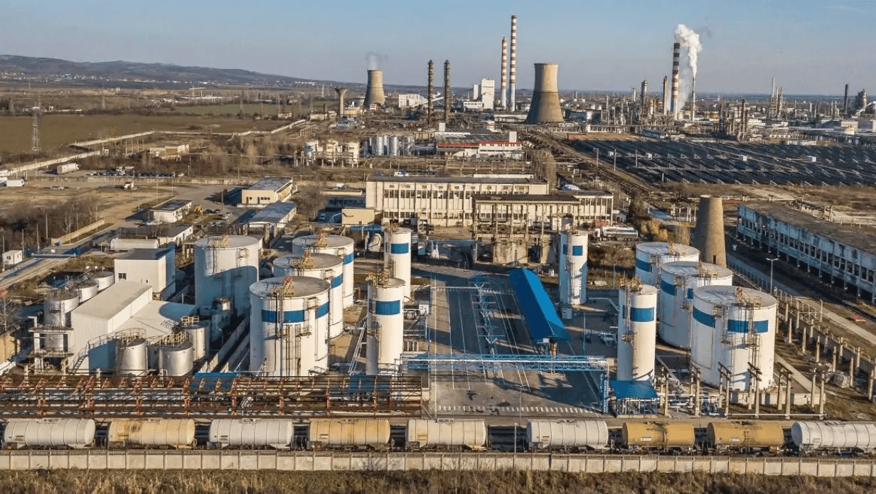 Industrial refinery complex